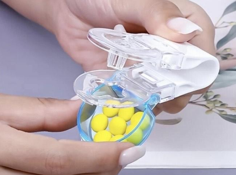 Pillen uitdrukker om pillen snel en gemakkelijk uit een pillenstrip halen